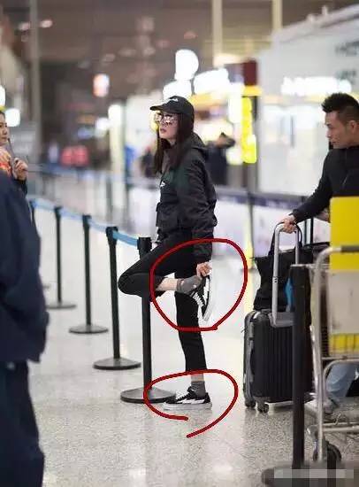 杨幂在机场当众提鞋袜子上竟然还破了个洞？林志玲内心走秀丝袜居
