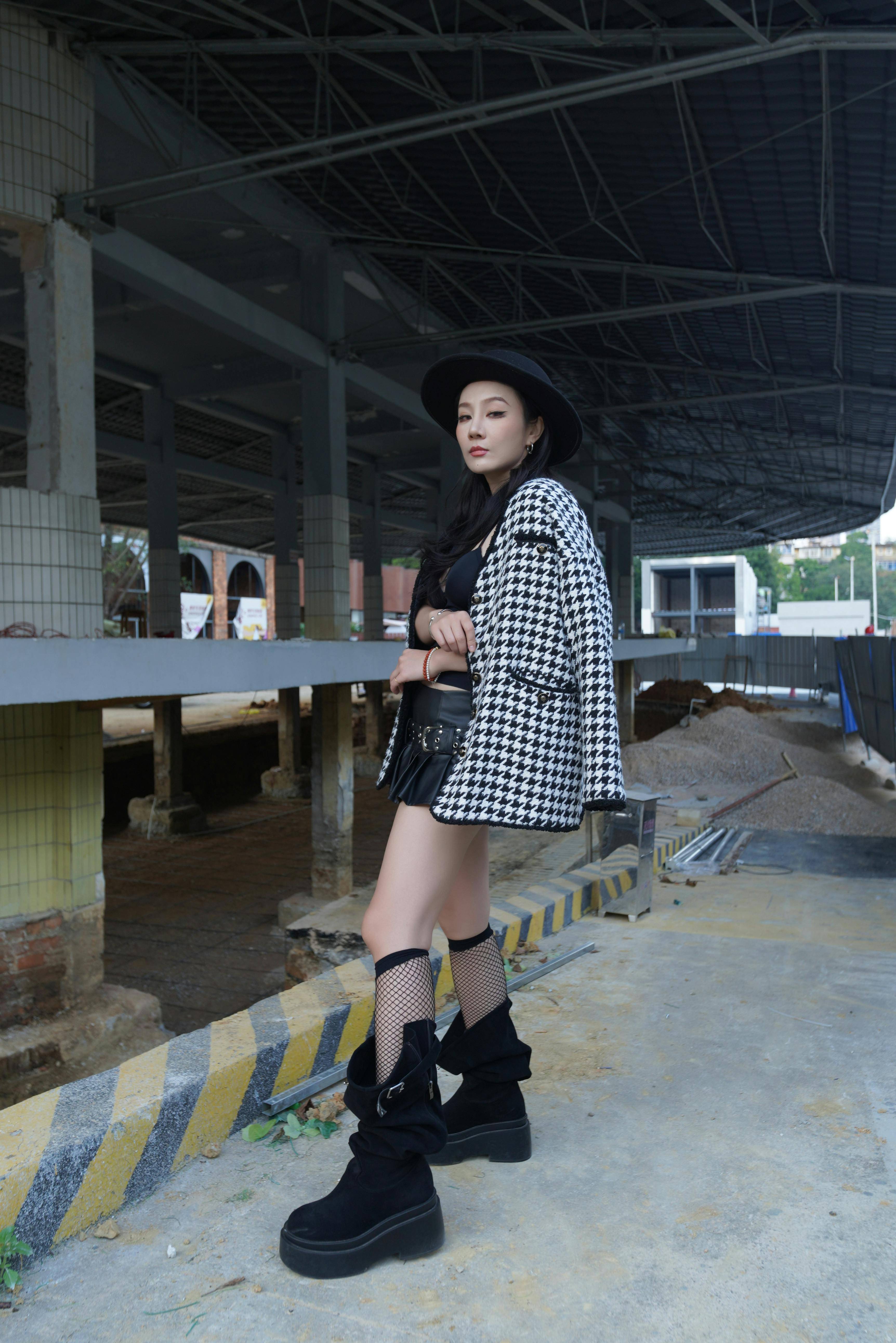 37岁马思纯的穿搭技巧：混搭小A裙展现少女感